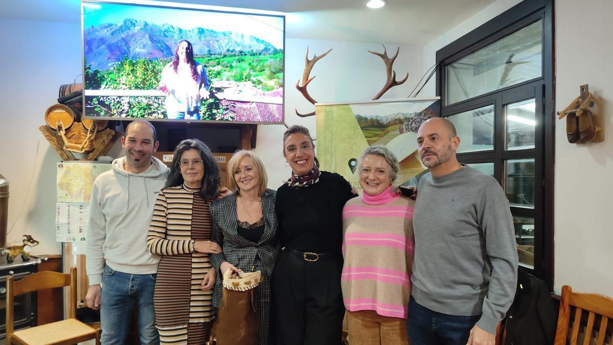 María Jesús Alonso, tercera por la izquierda, con la junta directiva de Redes Natural.