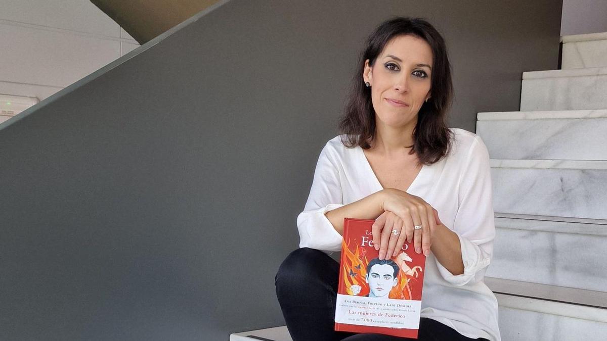 Ana Bernal-Triviño, con un ejemplar de ‘Los hombres de Federico’.