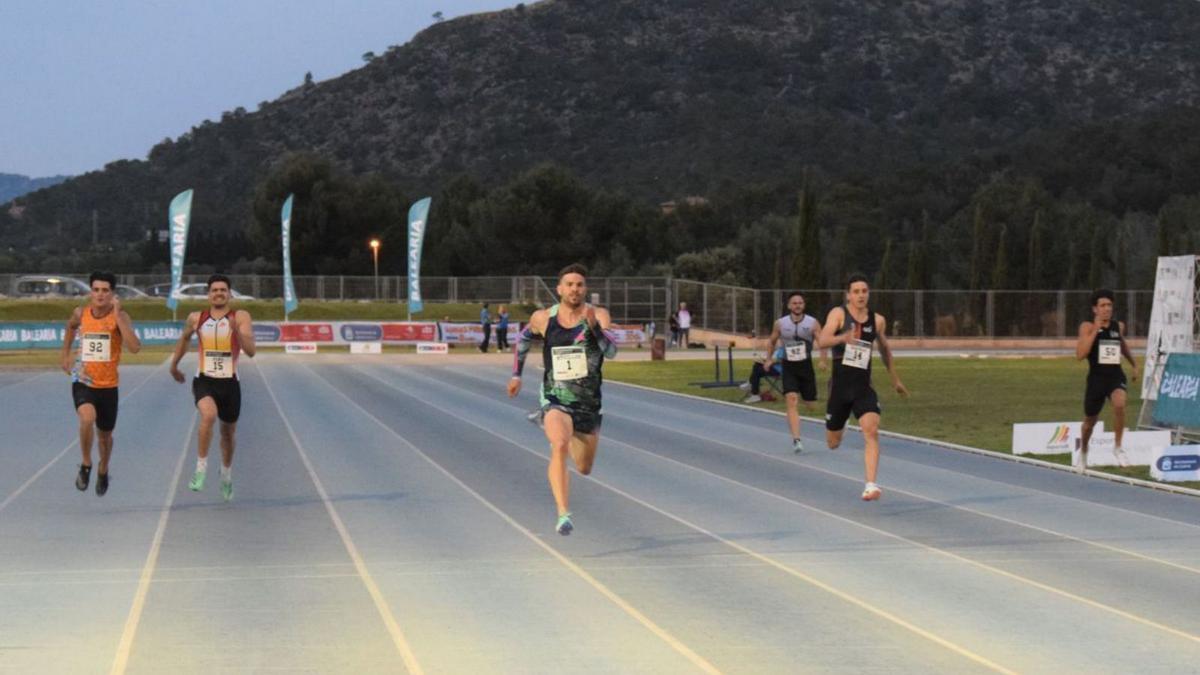 El internacional Óscar Husillos supera a Víctor Vallejo en los 200 metros. | @FATLETISMEIB