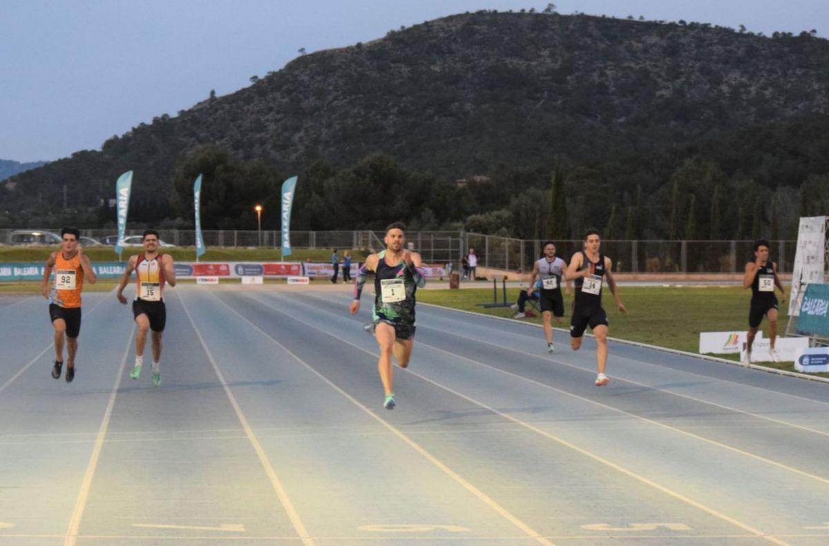 El internacional Óscar Husillos supera a Víctor Vallejo en los 200 metros. | @FATLETISMEIB
