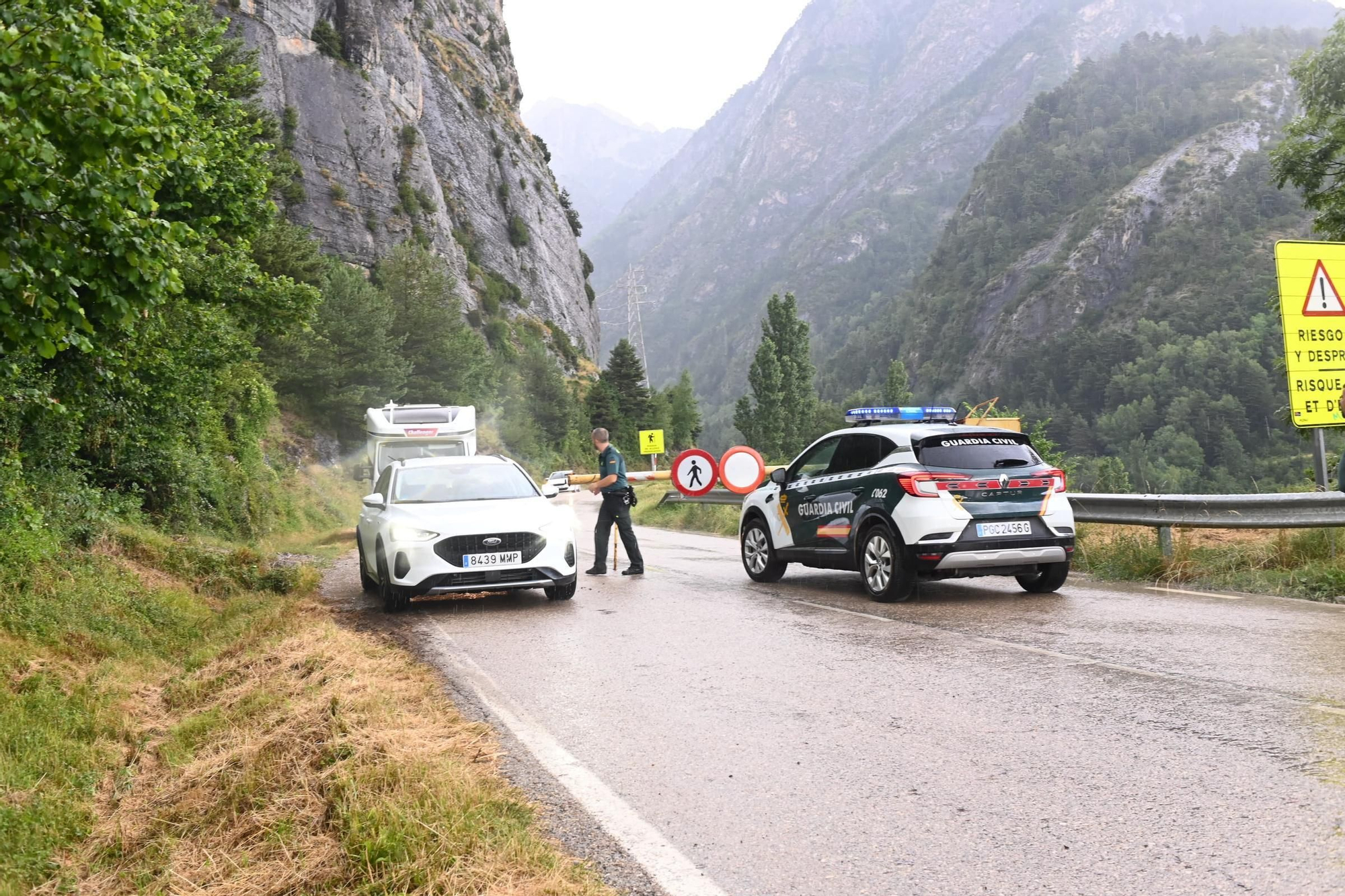 En imágenes | La DGA evacua a las personas aisladas en el Balneario de Panticosa y continúa trabajando en el arreglo de la carretera