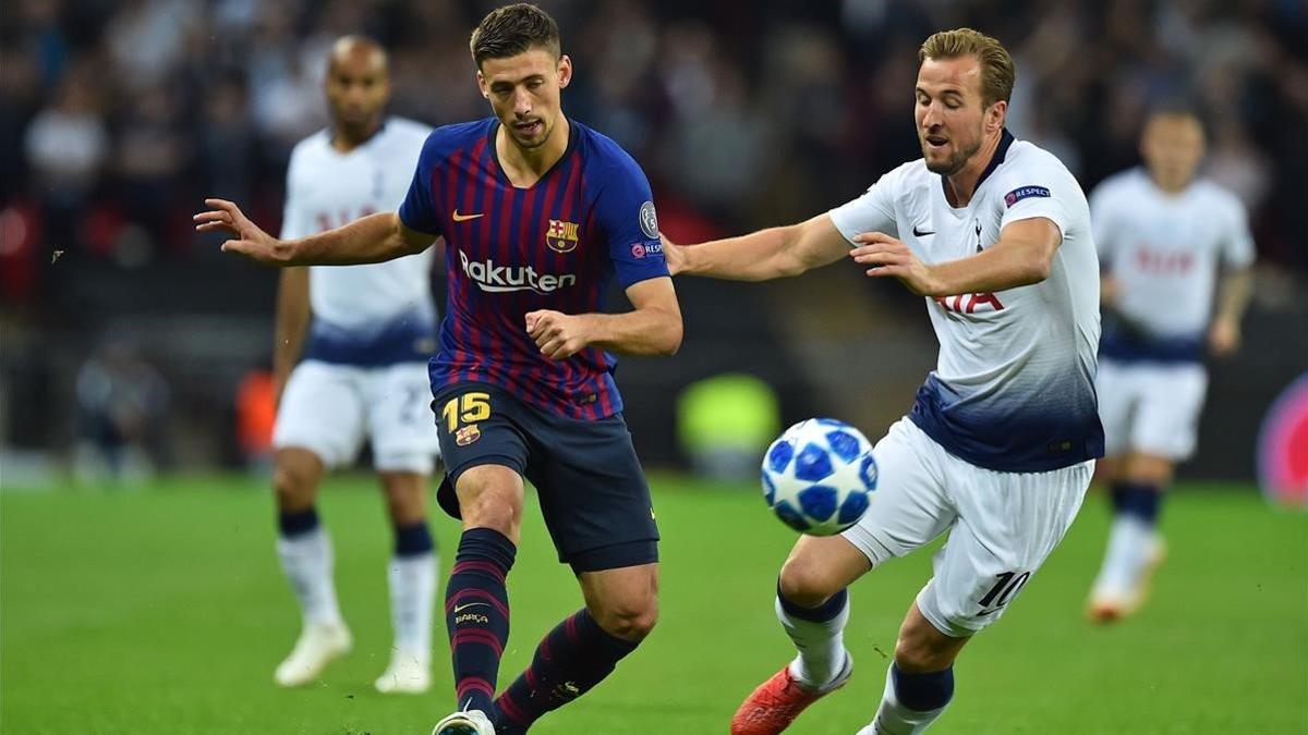 Lenglet intenta frenar a Kane en el Tottenham-Barça jugado en Wembley.