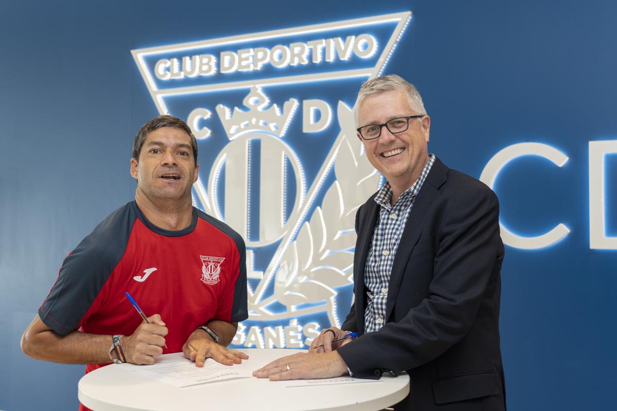 Josemi, junto a Jeff Luhnow, presidente del CD Leganés, en la firma de su contrato.