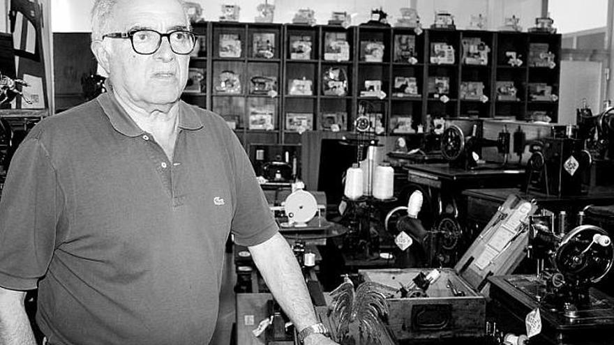 Faustino González, en el local que antaño ocupó su sastrería y donde ahora almacena su colección de máquinas de coser, en El Espín.