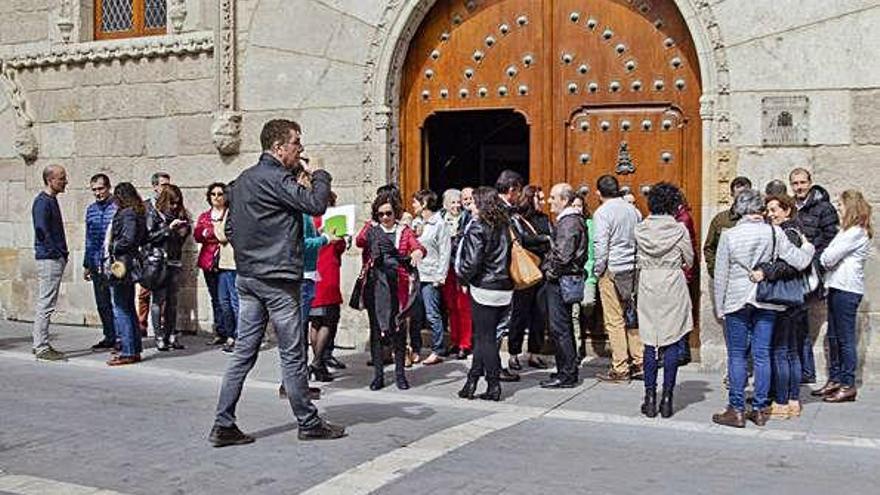 Funcionarios en la concentración ante la Audiencia Provincial.