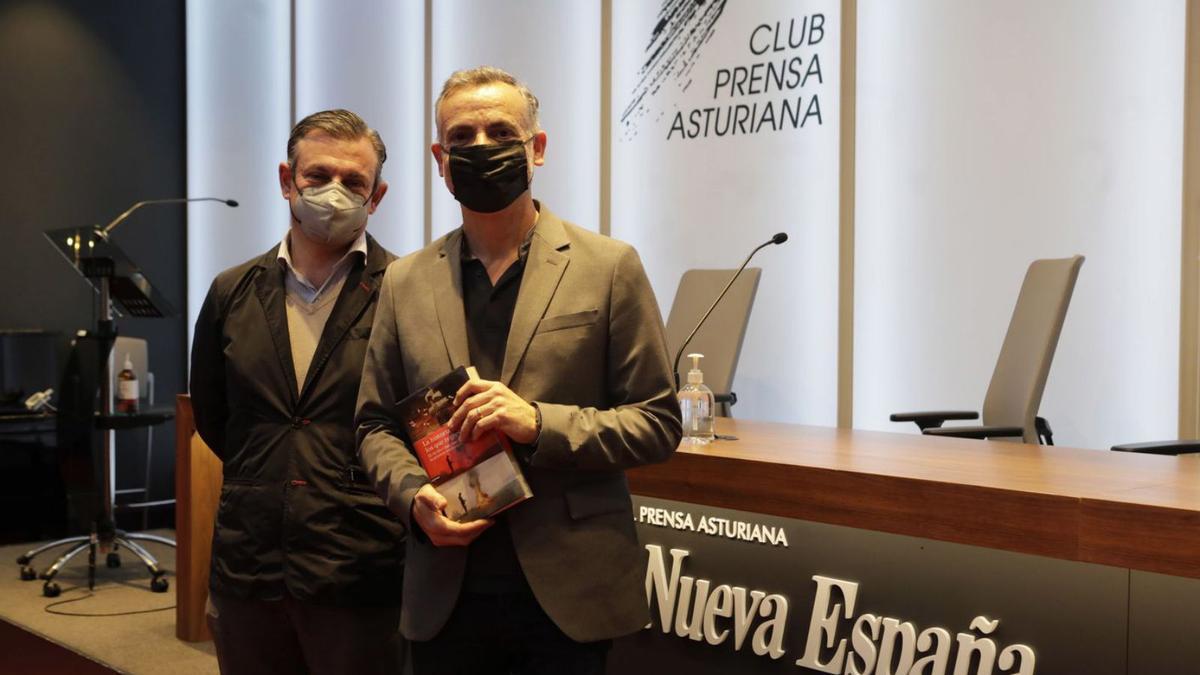 César Cajete y Tony Gratacós, ayer, en el Club Prensa Asturiana.