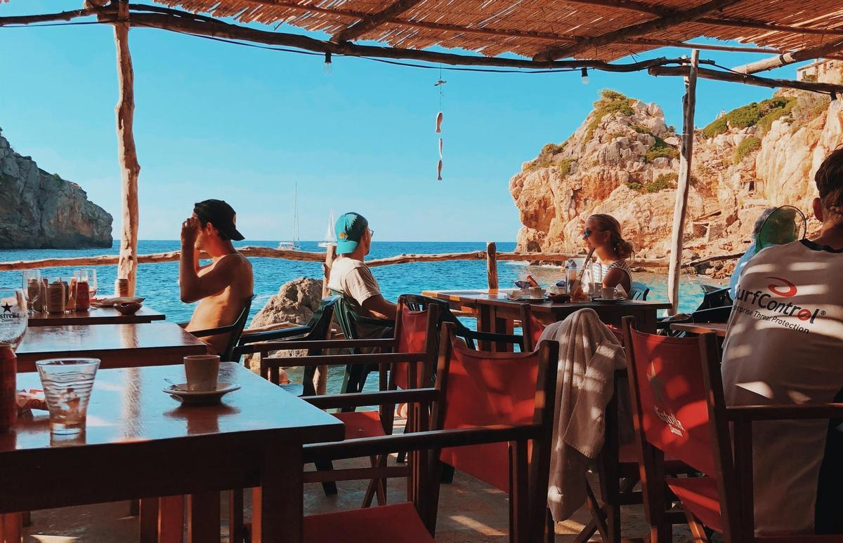 El chiringuito es uno de los lugares para disfrutar, pero con prudencia, si eres alérgico