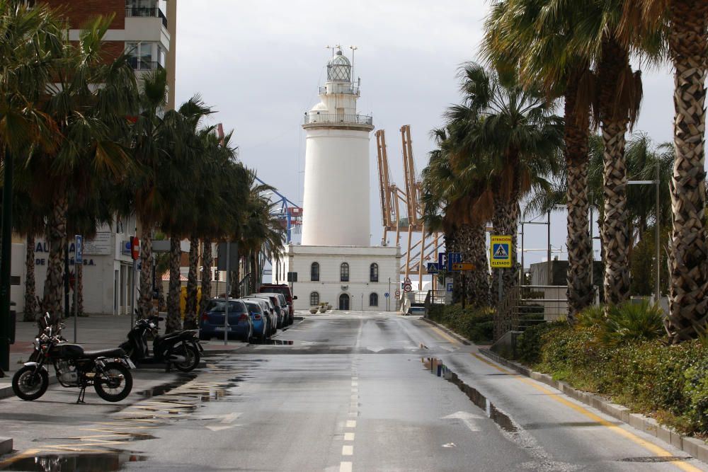 Con más de una semana de confinamiento cumplida, la ciudad de Málaga sigue dejando imágenes desoladoras en sus calles. Pocos transeúntes en puntos siempre tan bulliciosos como el Muelle Uno o apenas tráfico en el Paseo de los Curas, normalmente atestado de vehículos a cualquier hora del día.