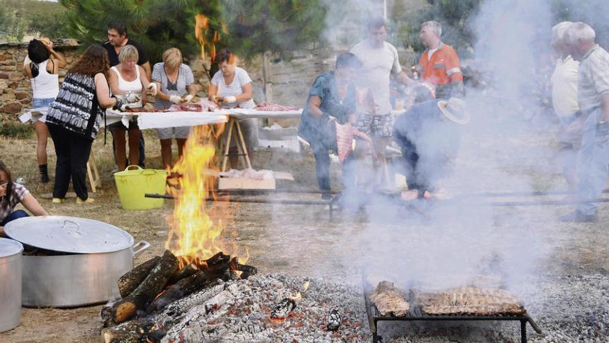 Parrillada en Villaflor con la participación de los vecinos e hijos del pueblo.