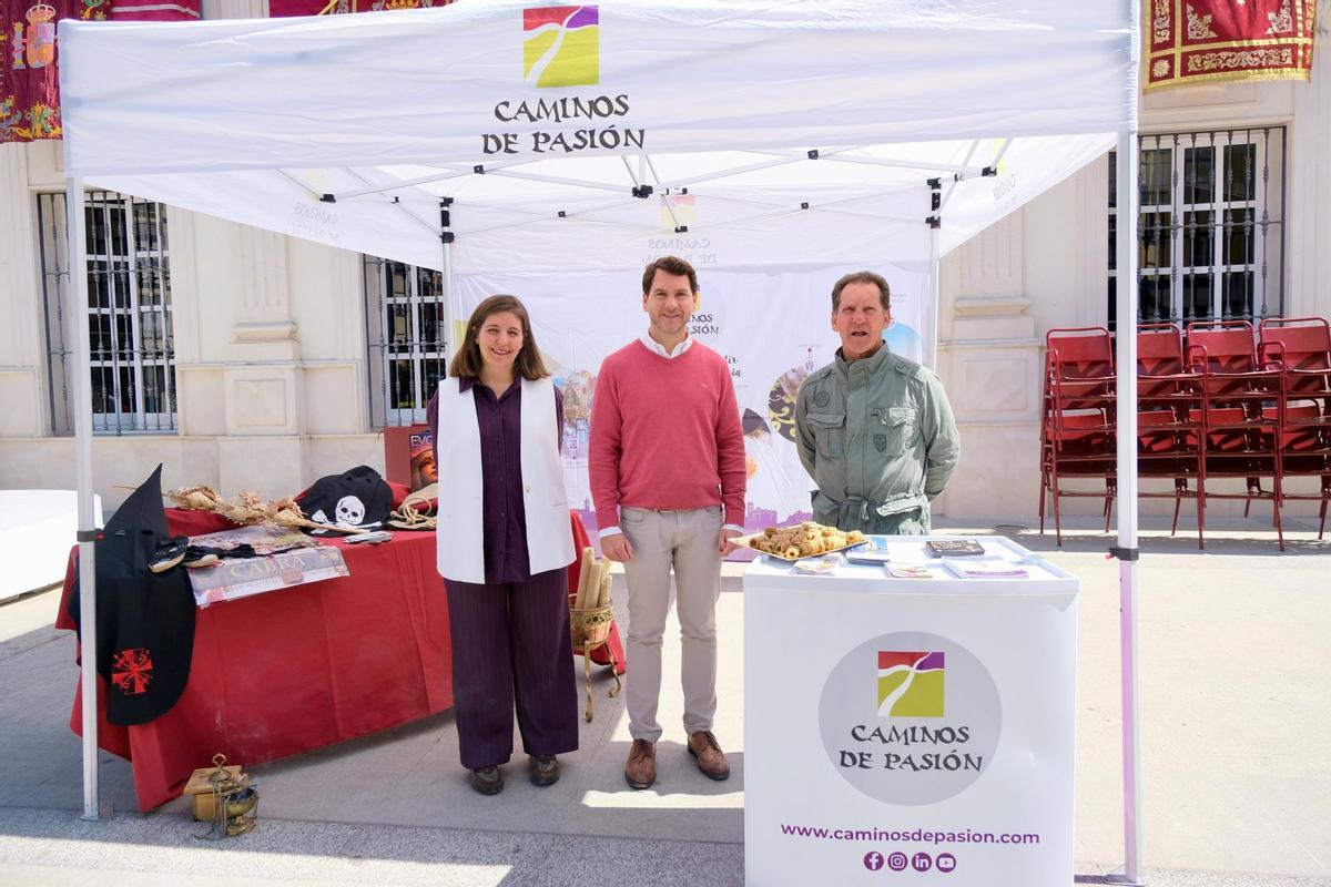 Ana Delgado, Fernando Priego y Francisco Casas, en el estand de Caminos de Pasión en Cabra.