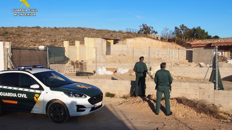 Denuncian a 21 personas por construcciones ilegales en una zona protegida e inundable de Alicante