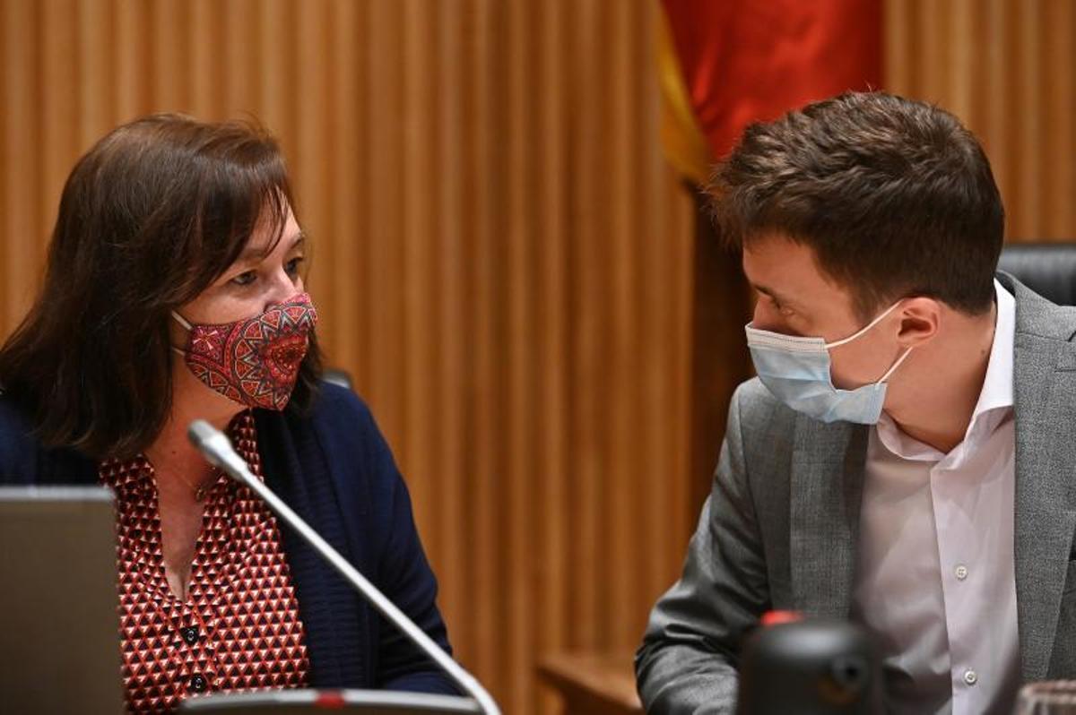 El presidente de la Comisión de Calidad Democrática del Congreso, el diputado Íñigo Errejón, junto a la presidenta de la Autoridad Independiente de Responsabilidad Fiscal (AIReF), Cristina Herrero, el pasado 22 de diciembre de 2020, en la Cámara baja.