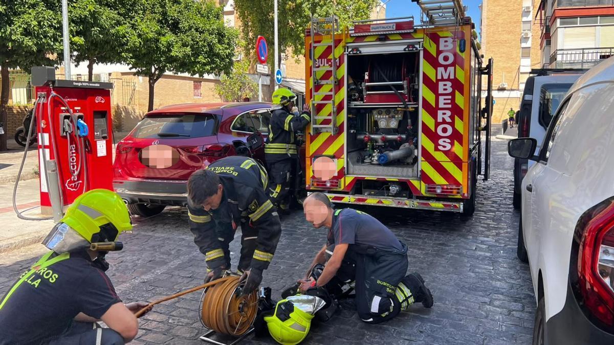 Los bomberos trabajan en la calle Febo por aviso de incendio.