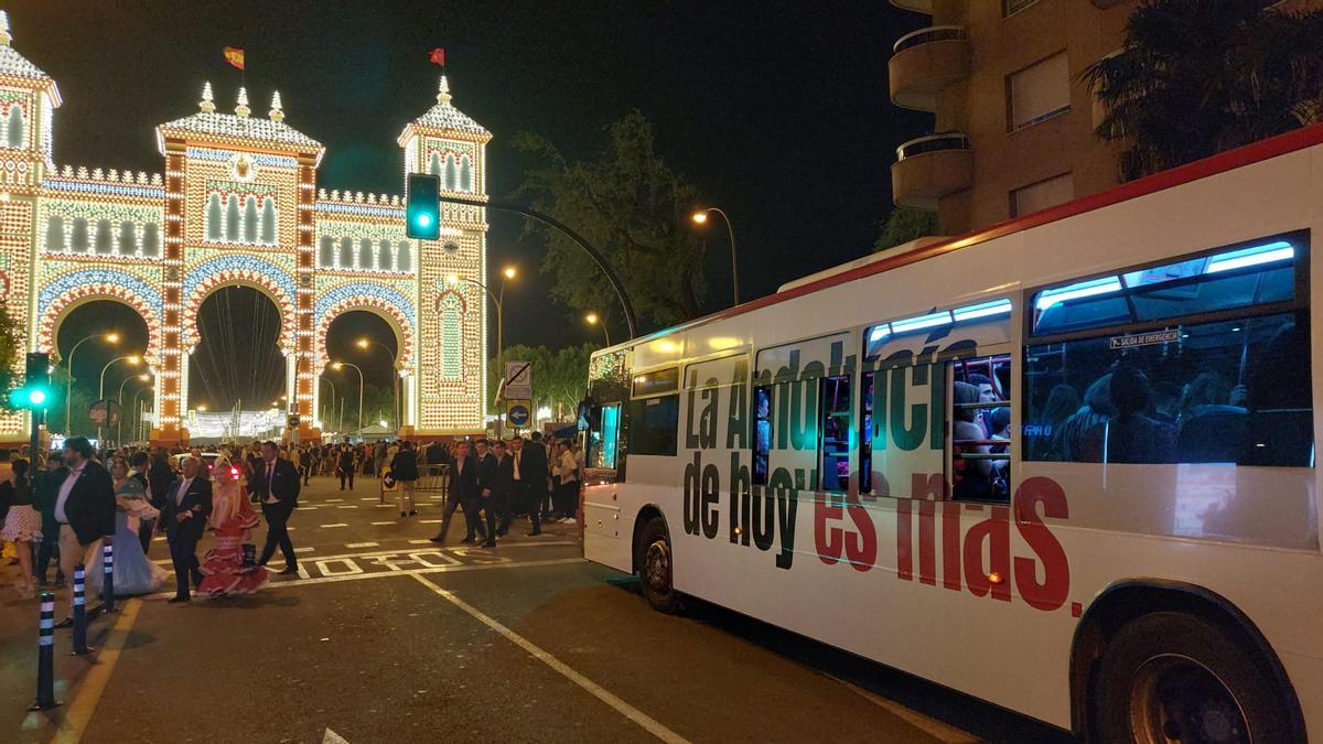 Autobús de Tussam con la campaña de El Correo de Andalucía