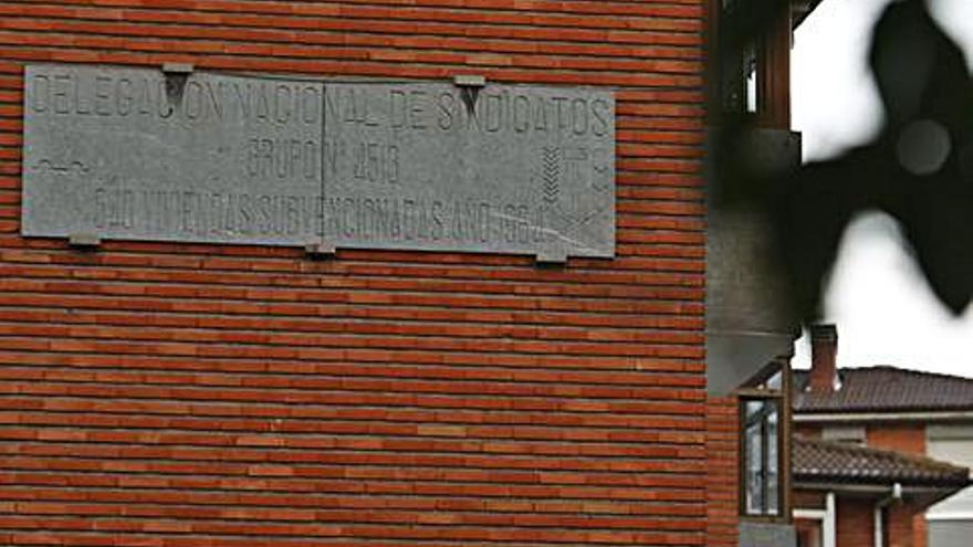 Placa de viviendas construidas durante el franquismo | Juan Plaza