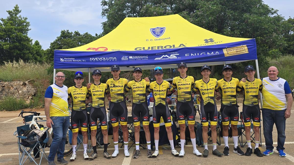 Ciclistas del equipo junior del CC Ontinyent en el Memorial celebrado en Dénia.