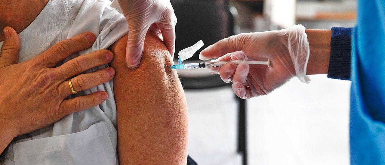 Una sanitaria recibe la vacuna contra el coronavirus en Gran Canaria.