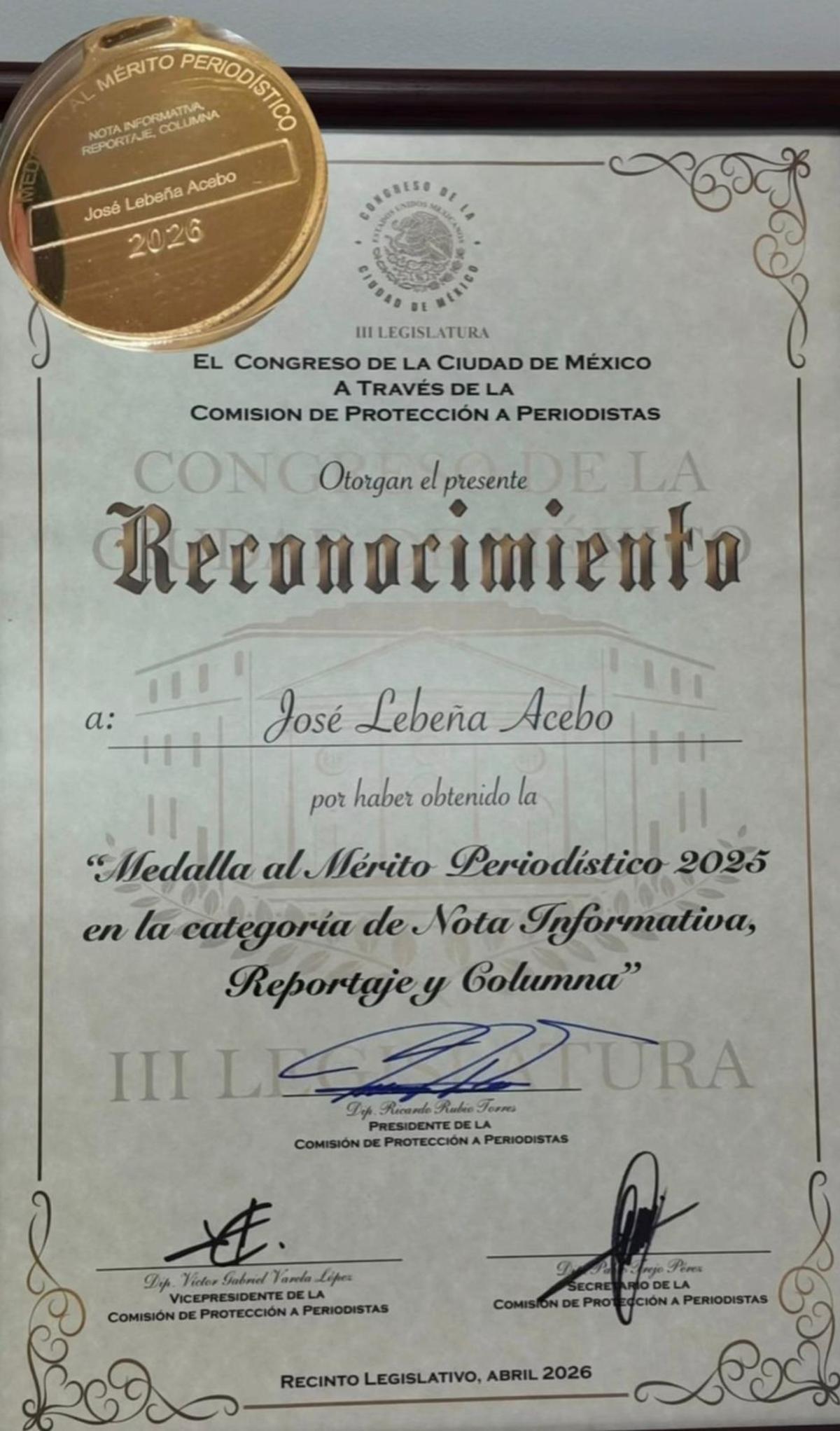 El diploma que acredita la Medalla al Mérito Periodístico de José Lebeña.