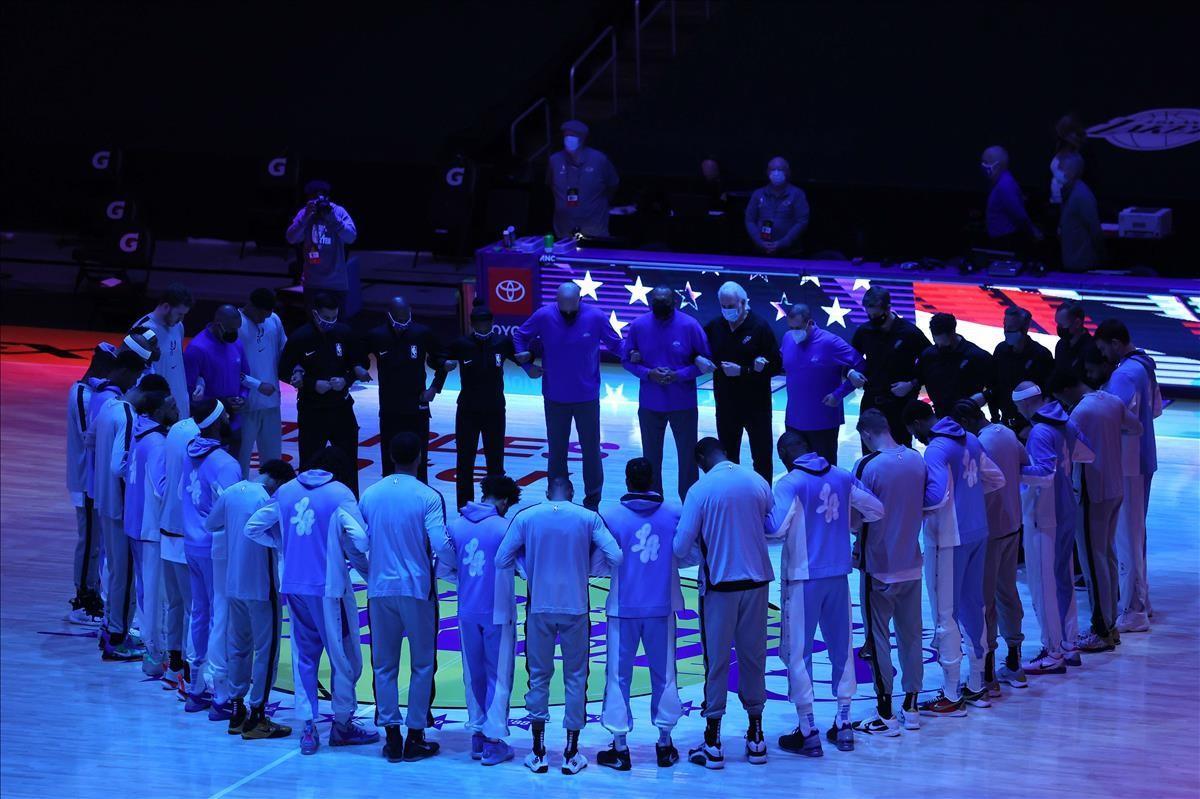 Los jugadores y técnicos de los Lakers y los Spurs se unieron en el centro del Staples Center durante la interpretación del himno como protesta por el violento asalto al Capitolio