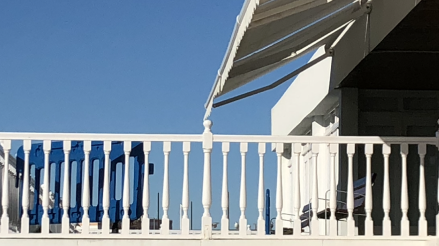 La terraza de la oficina de Turismo de Torrevieja lleva meses cerrada