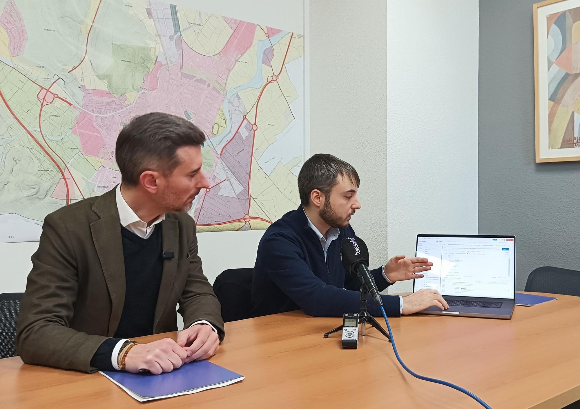 Víctor Soler con el informático Fernando Pascual esta mañana en la rueda de prensa.