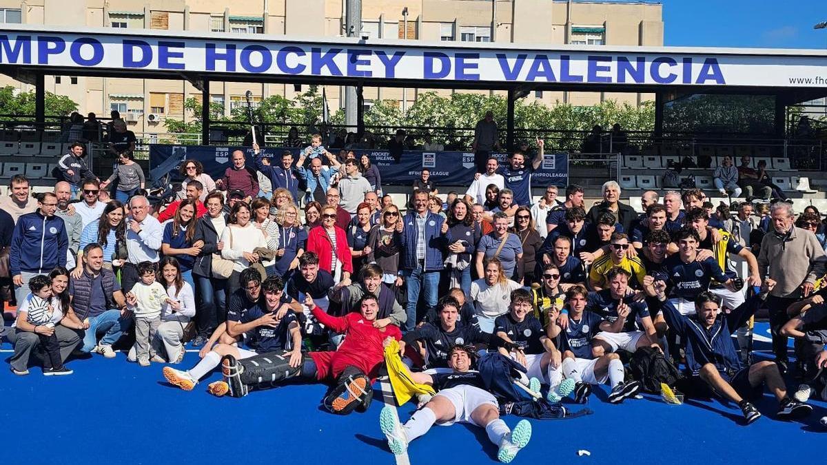 Celebración del CH Carpesa tras su victoria en el partido de este sábado en València.