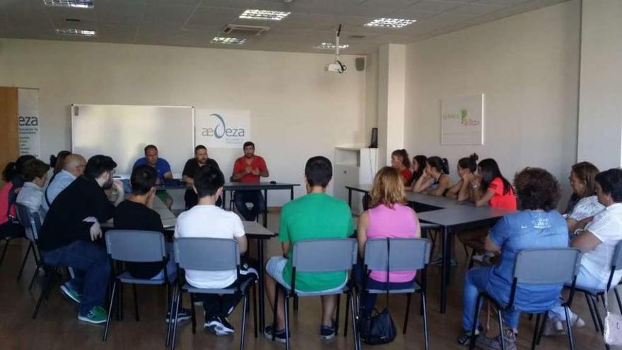 Imagen de la reunión del Basketdeza con los jugadores y padres.