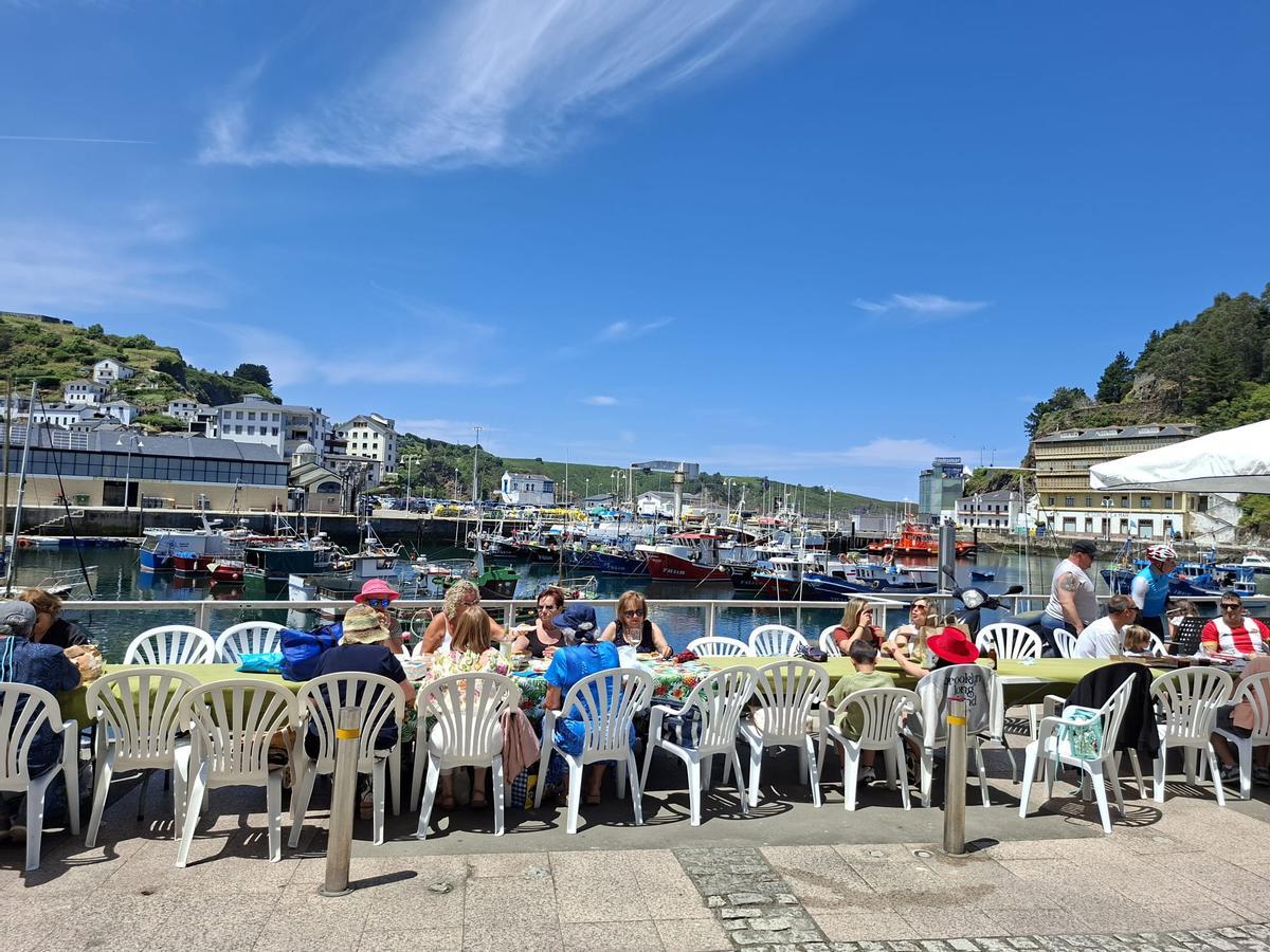 En imágenes: el muelle de Luarca es un hervidero para celebrar su comida en la calle