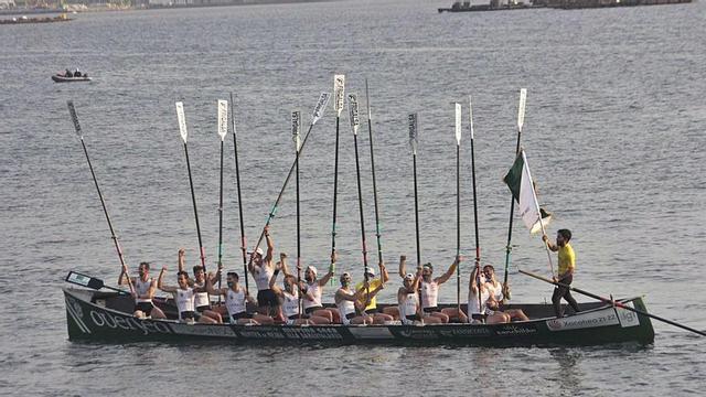 Los miembros de Samertolameu, con los remos en alto, para celebrar el triunfo | // SANTOS ÁLVAREZ