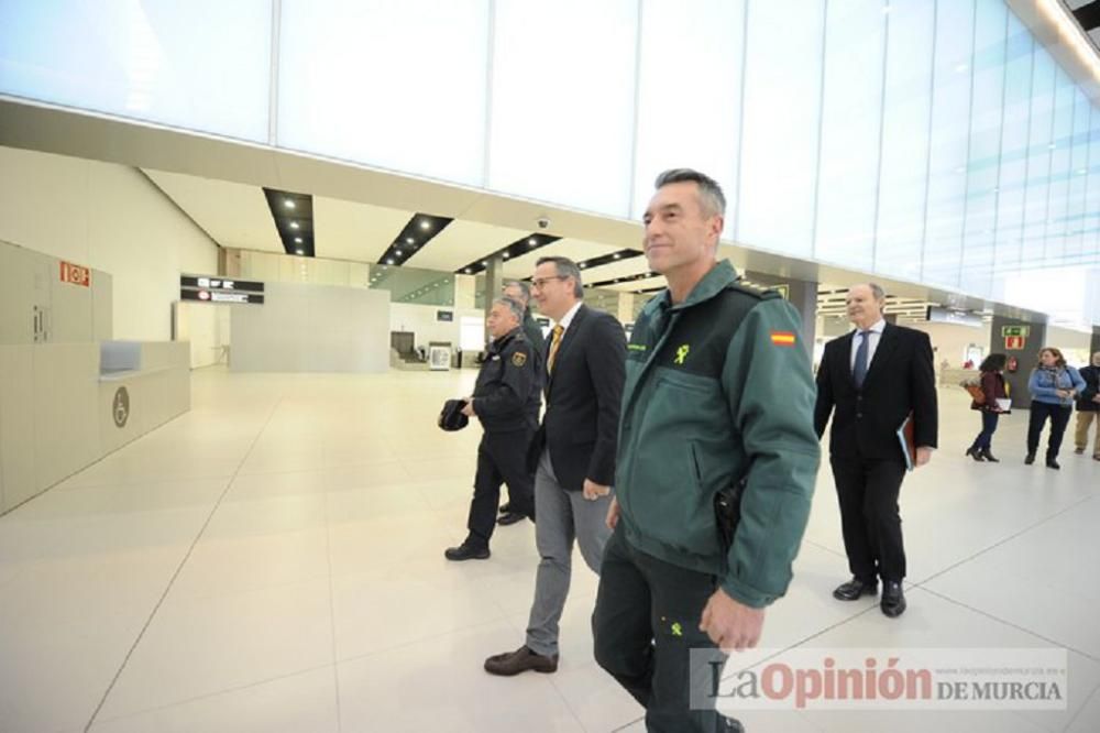 El delegado del Gobierno visita el aeropuerto de Corvera