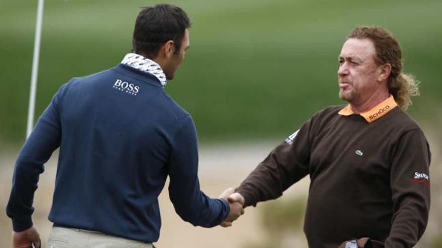 Jiménez y Kaymer se saludan tras el partido de cuartos de final que ganó el alemán.