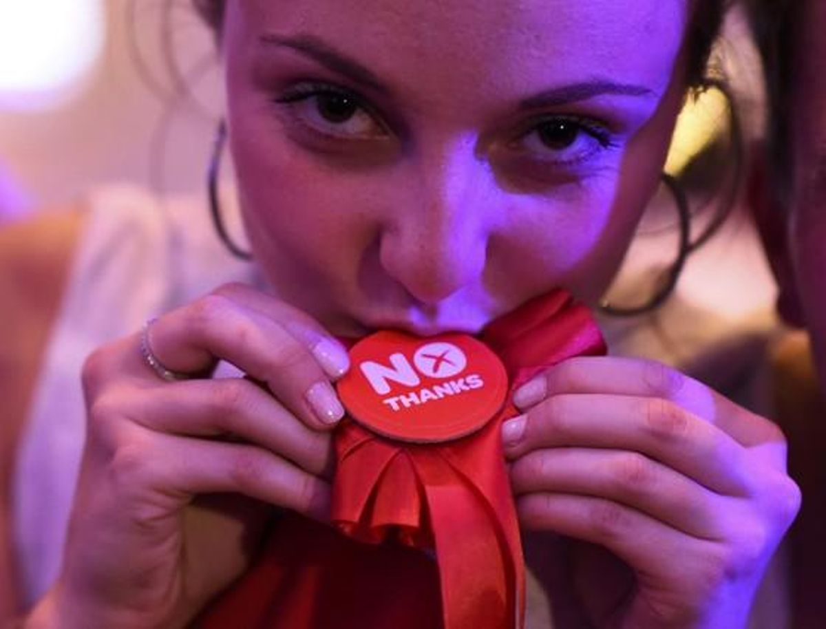 Una noia, seguidora del ’no’, besa una xapa.  
