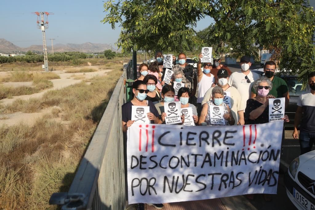 Protesta de los vecinos del barrio de Los Manchegos en San Vicente por un solar con amianto