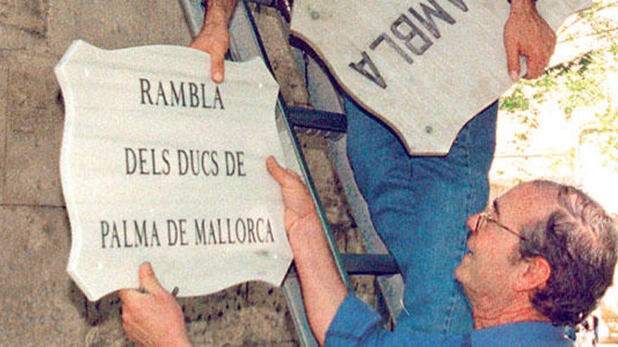 Celebran que Cort elimine el nombre de los duques de Palma a la Rambla