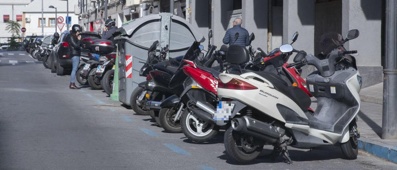 Motos en batería en una zona de aparcamiento en línea, que será la forma permitida en la ordenanza.