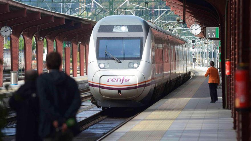 Llegada de un tren a la estación de A Coruña.