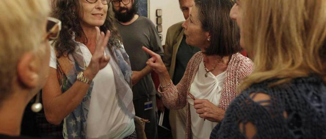 Mercedes González (Somos) señala con el dedo a Elisa Fernández (PP), ayer durante la discusión.