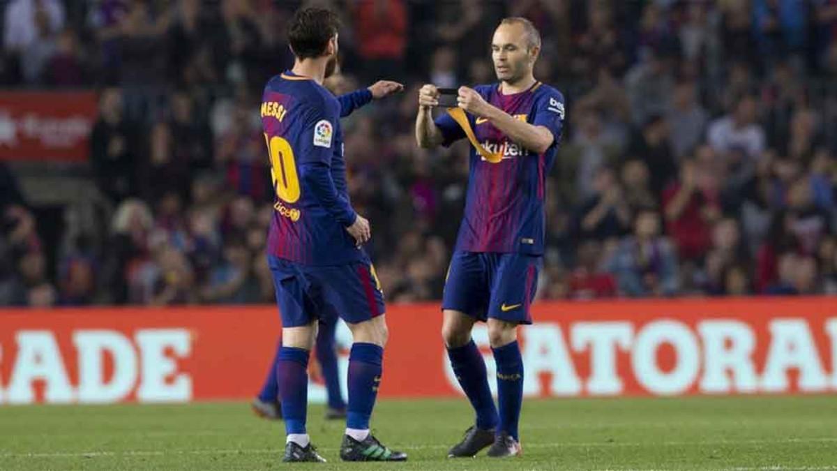 Messi e Iniesta, dos de los futbolistas que aspiran al premio Barça Jugadores por su juego limpio a lo largo de la pasada temporada
