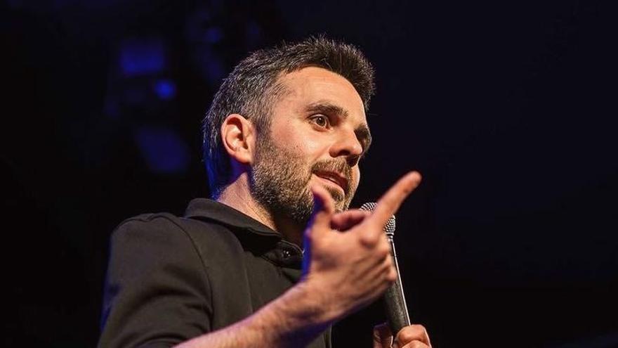 El humorista Edén Serrano llega a Redondela con su monólogo más irreverente