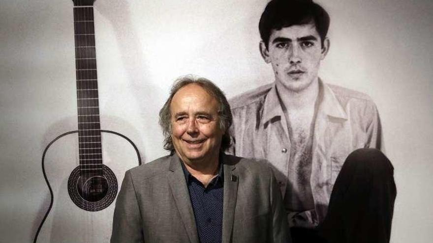 Joan Manuel Serrat, ayer, ante una fotografía suya de 1965. // Efe