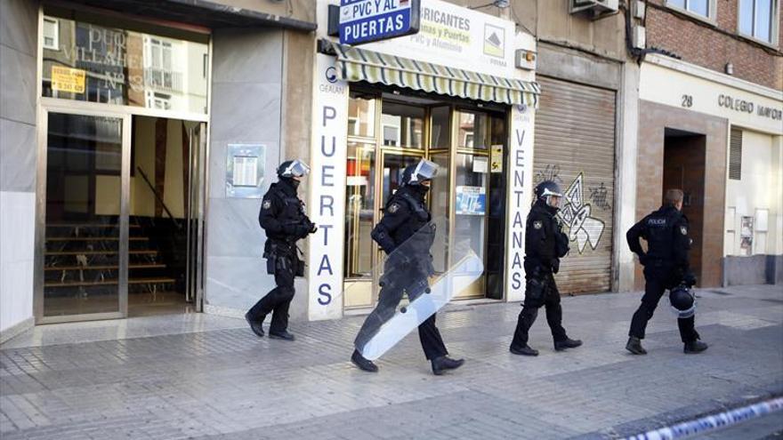 Se atrinchera 6 horas en casa y amenaza con matar a su madre