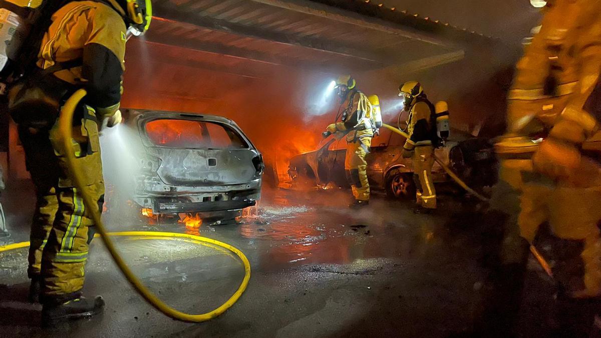 Los bomberos intervienen en el incendio de cuatro vehículos junto a una pinada en Torrevieja