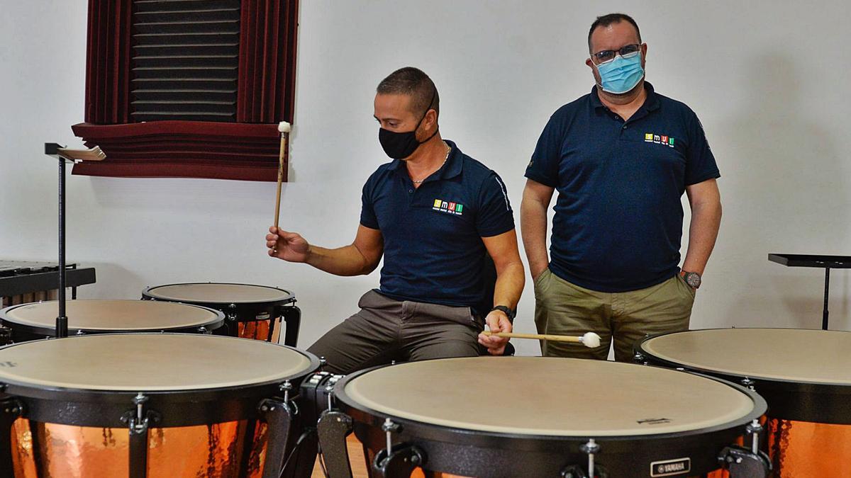 Francisco Fraile, a la izquierda, toca el set de cinco timbales con las dos baquetas, junto a Francisco Díaz. | | JOSÉ CARLOS GUERRA