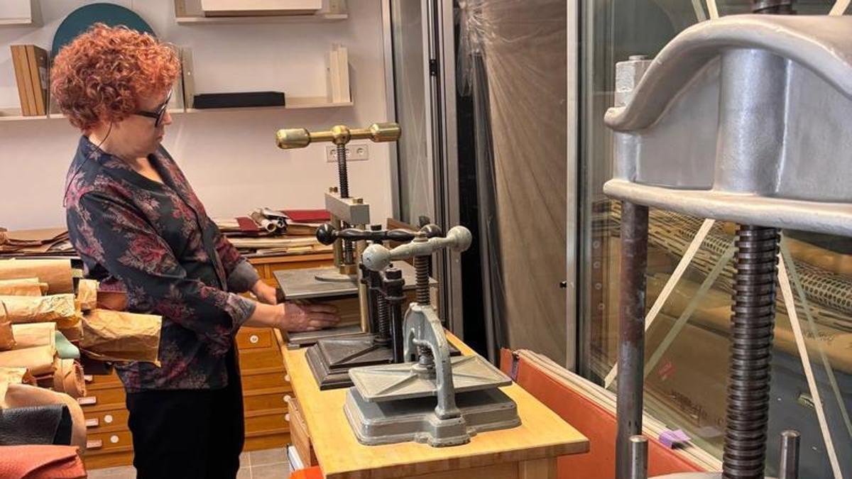 Loreto Fiuza, encuadernadora y profesora de encuadernación.