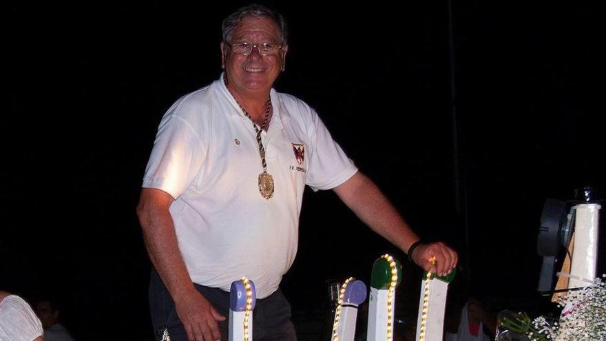 Paco Soto, con la Hermandad de la Virgen del Carmen de Pedregalejo, en una barca un 16 de julio