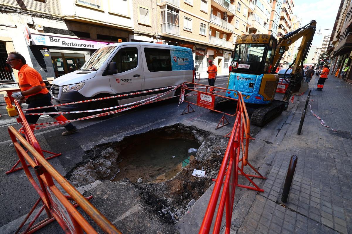 En imágenes I Rotura de una tubería de más 90 años de antigüedad en Miguel Servet