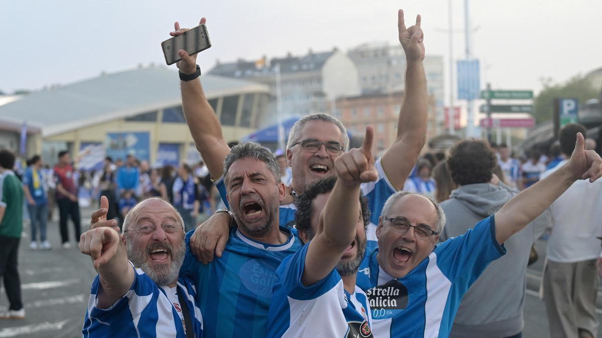Aficionados del Dépor celebran el ascenso.