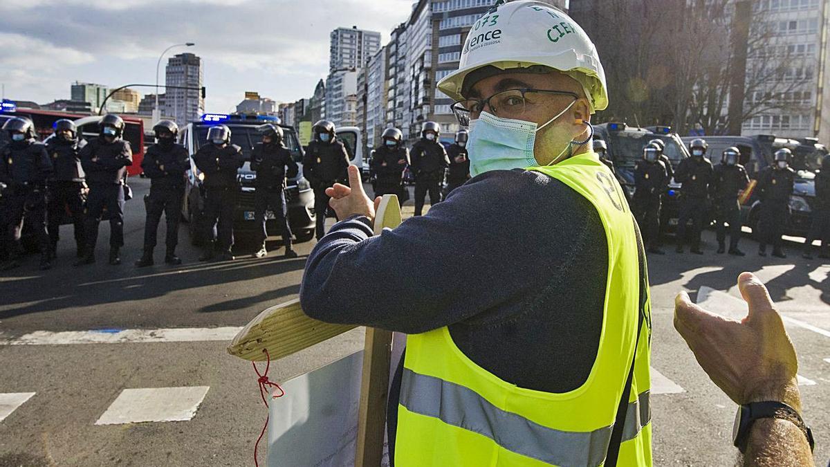 Un momento de la protesta realizada ante la Delegación del Gobierno en Galicia. |   // CARLOS PARDELLAS