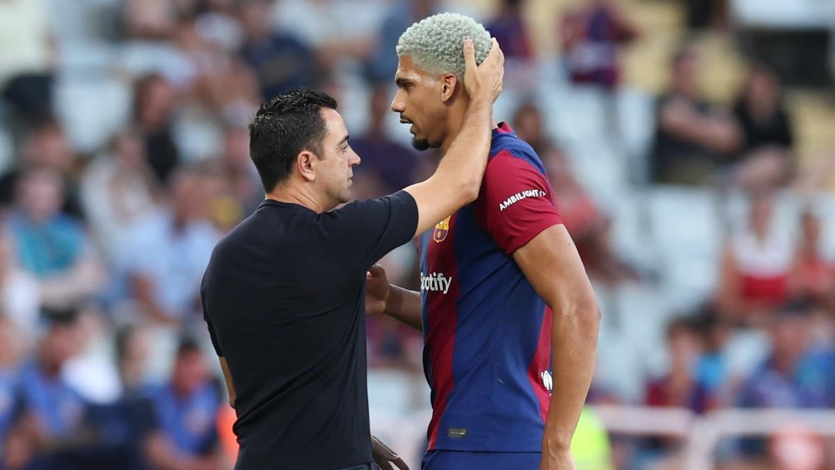Xavi y Araujo, en un partido del Barça