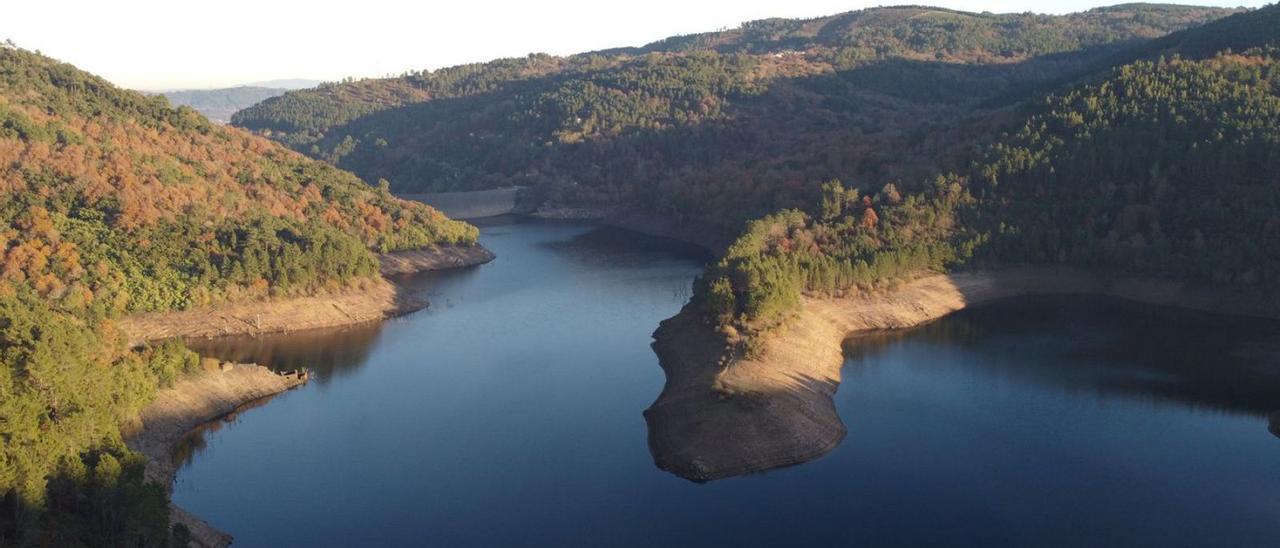 Aspecto del embalse de Albarellos, en Boborás, que se encontraba ayer al 30,71%. // FERNANDO CASANOVA